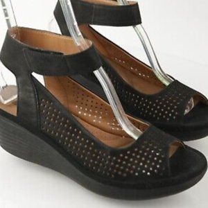 Clarks Women's black Sandal Size 6.5 Wedge Platform Black Suede Open Toe